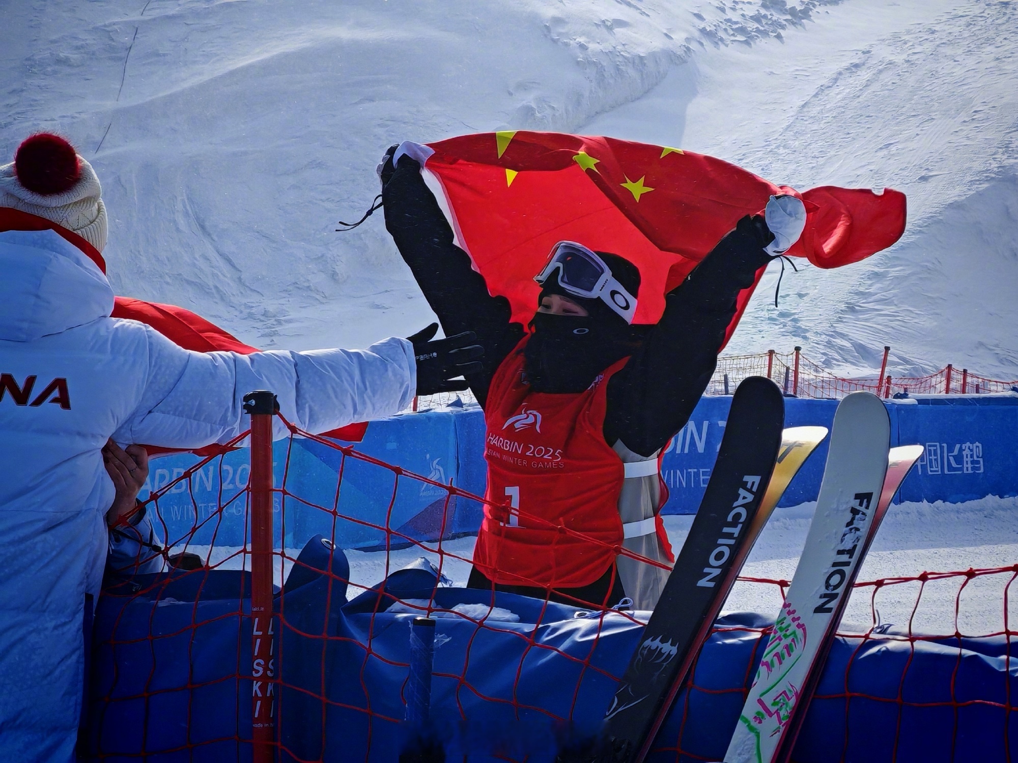 摩纳哥滑雪选手冲刺到底，勇夺金牌