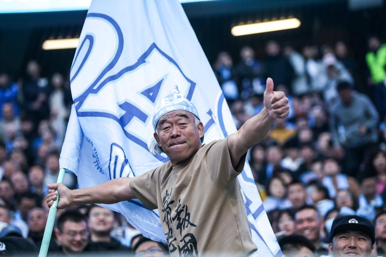 上海比赛结束，球员纷纷掌声送给支持者