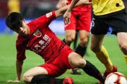 上港队在比赛中运用灵活战术，成功战胜对手